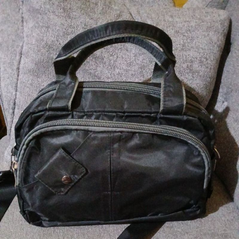 Tas selempang nilon hitam