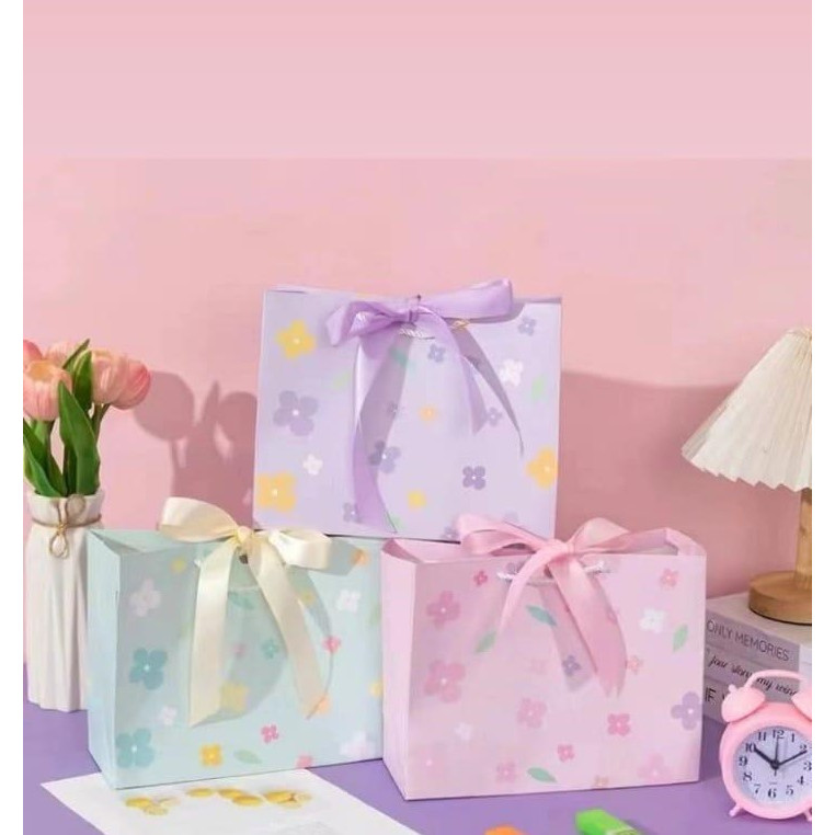 

Tas Kado Suvenir Paper Goodie Bag Tebal Bagus Lucu Medium Besar Horisontal Miring Kecil