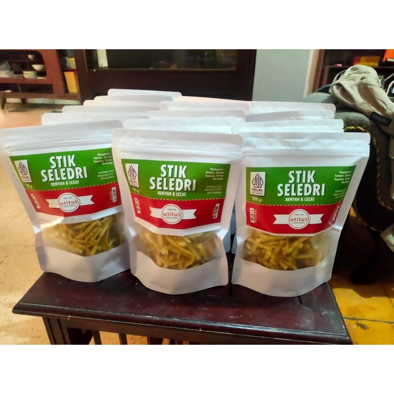 

Stik Seledri dari Classic Cookies Utitut Sejak 1996 kemasan standing Pounch