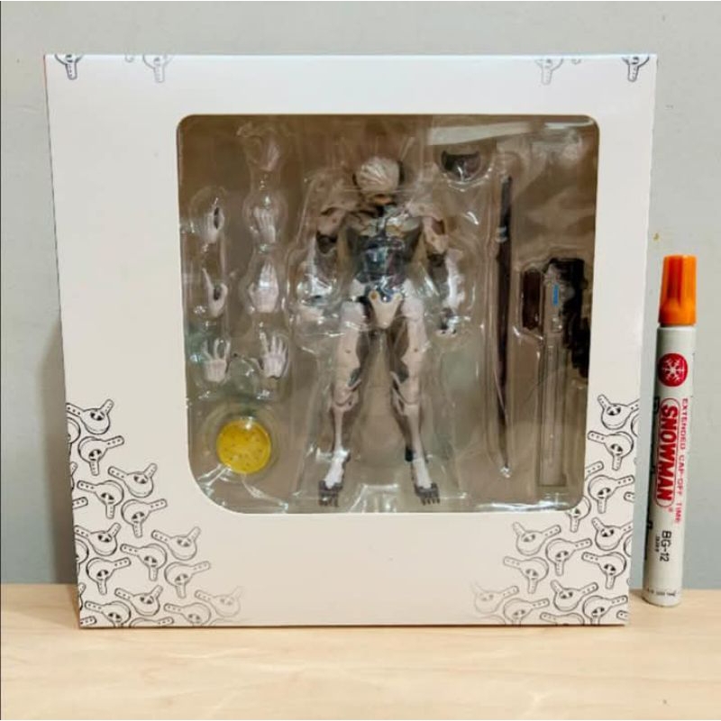 mainan action figureKaiyodo Revoltech Yamaguchi No. 140 Raiden action figure from the video game Met