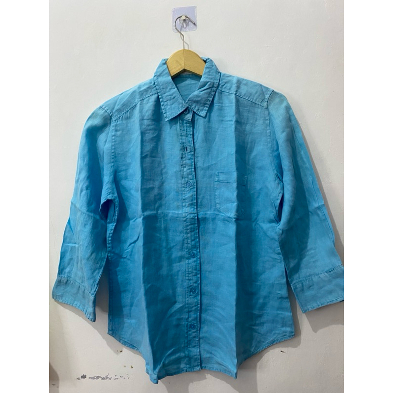 unqlo kemeja biru laut