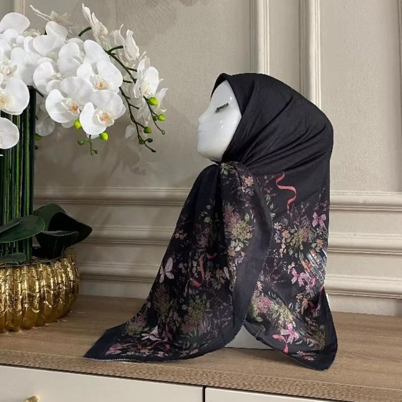 Segi Empat Voal Motif by Karafa Hijab