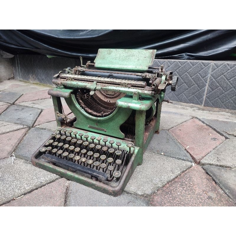 Mesin ketik vintage jadul