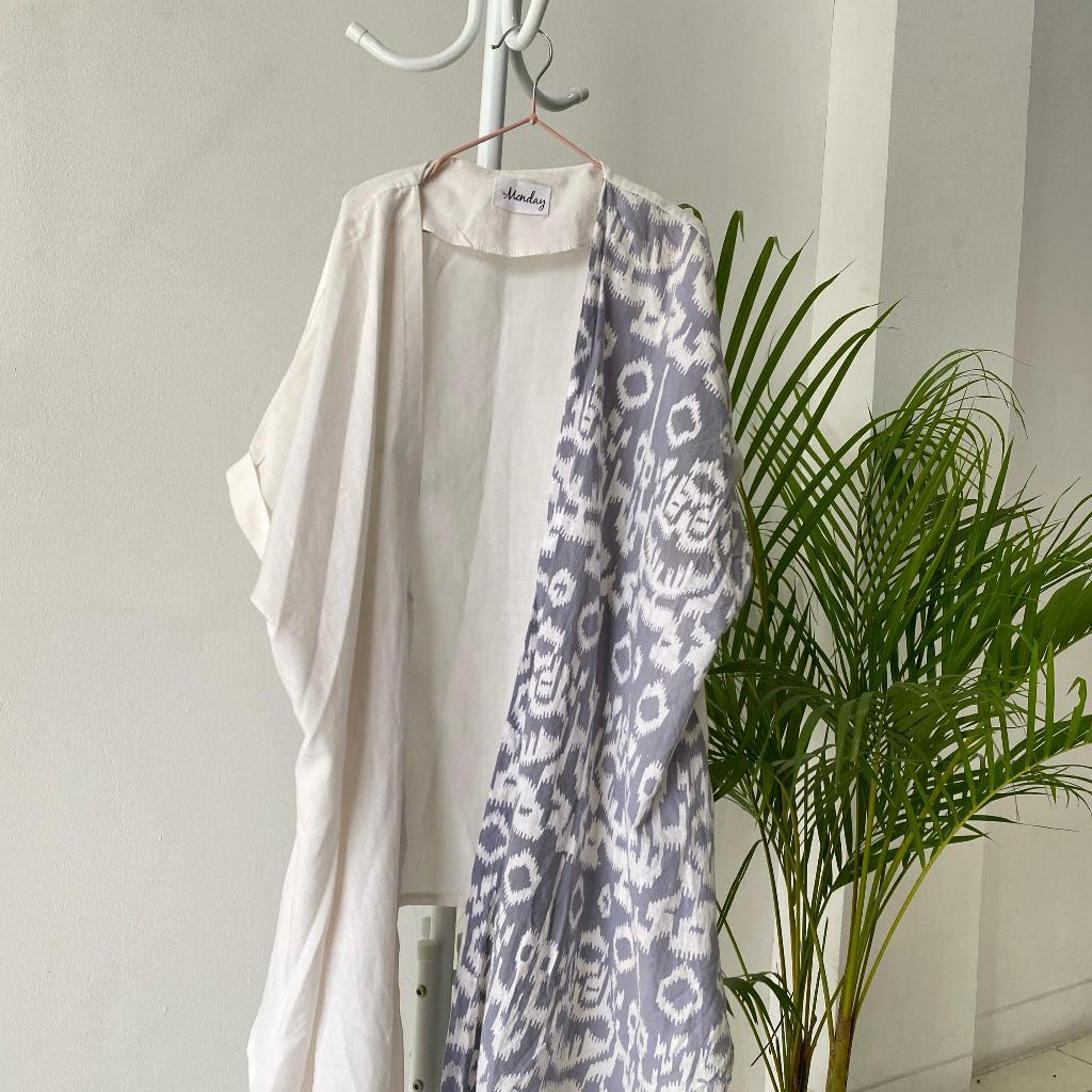 Outer Kimono Wanita dengan Lengan Pendek dan Kain Motif Batik