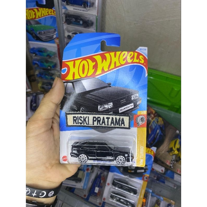 Hot Wheels '87 Audi Quattro (hitam)
