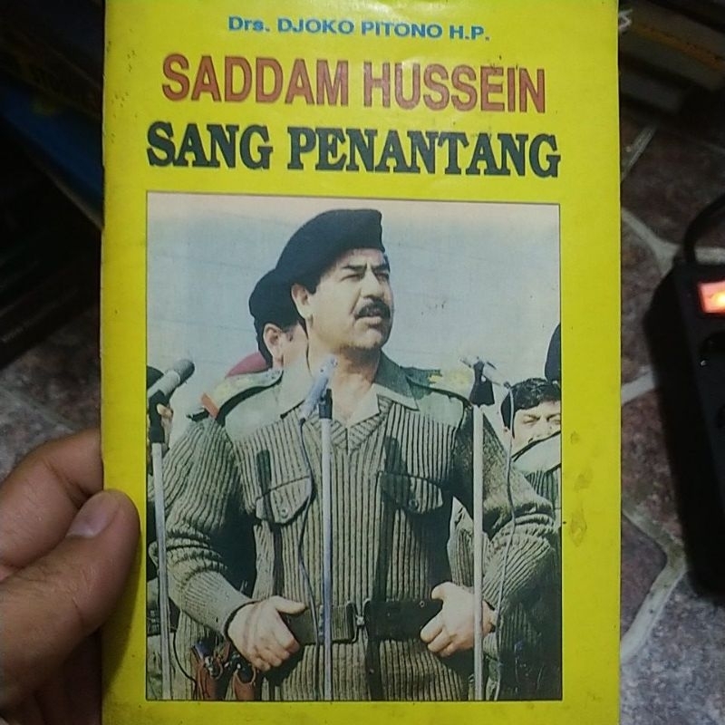 buku Saddam Hussein sang penantang original