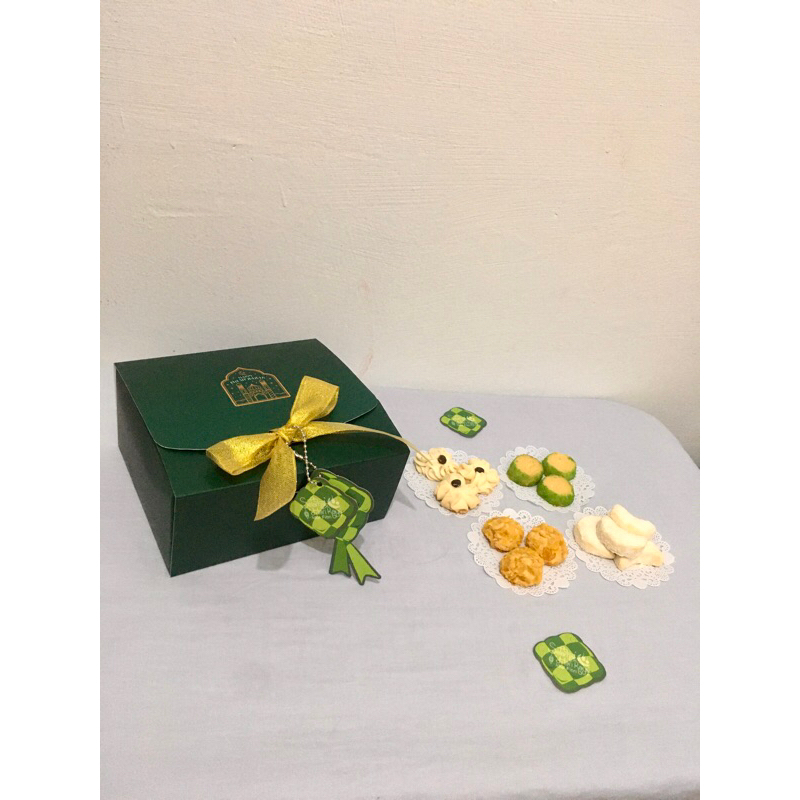 

hampers lebaran / hampers idul fitri / hamper / hampers / kue timun / semprit bunga / sagu keju / corn flakes / cornflake