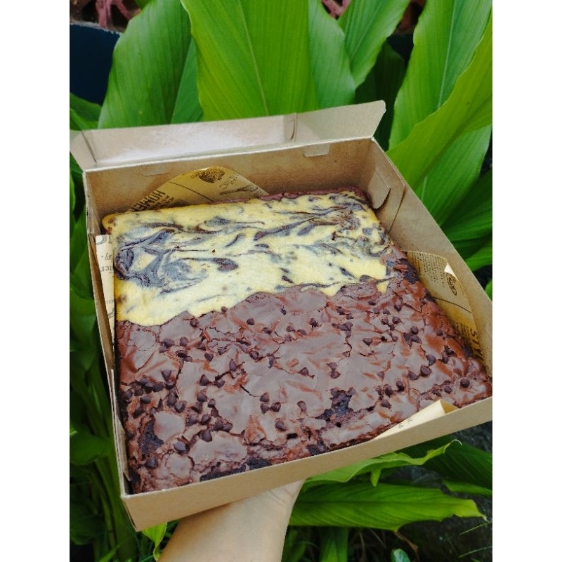 

Homemade Fudgy Brownies Shiny Crust Uk 20x20 Original Chocochip Almond Keju Brownies Panggang Viral - Miura Snack Brownies