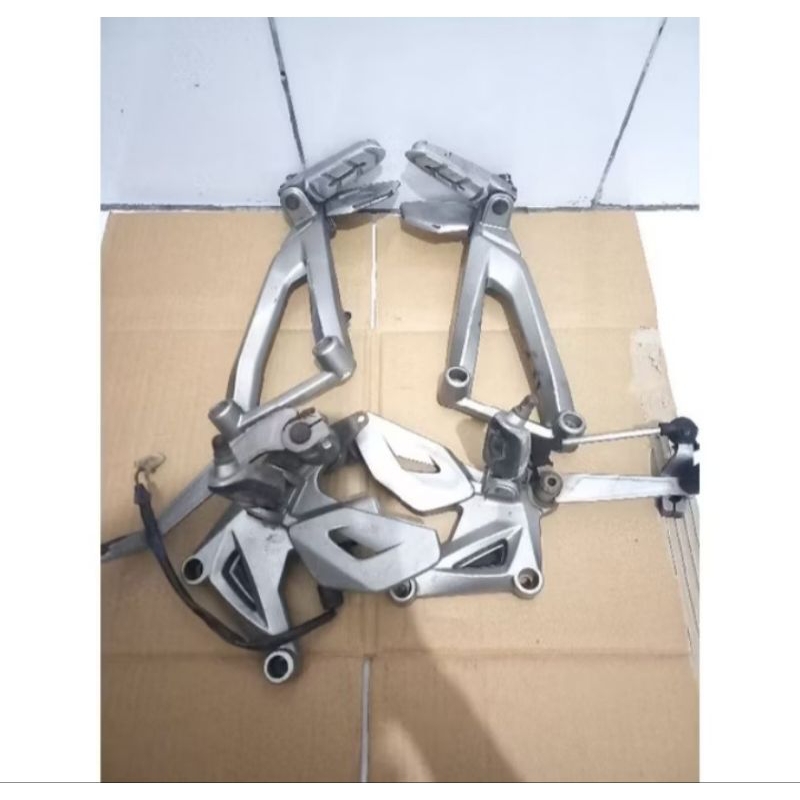 Footstep Depan Belakang Kawasaki Bajaj Pulsar 200NS / Original Copotan