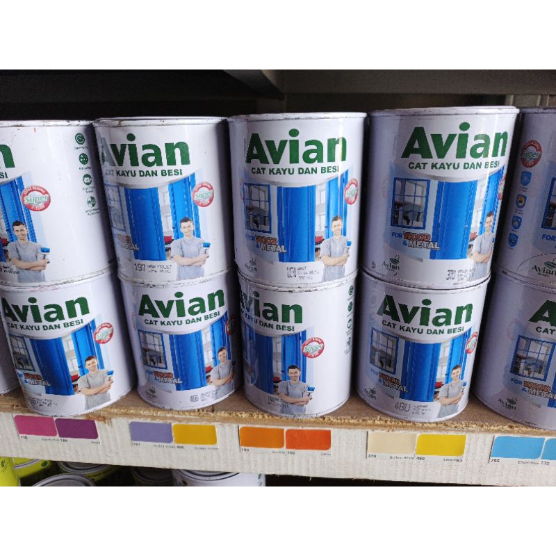 Cat Avian Kayu dan Besi