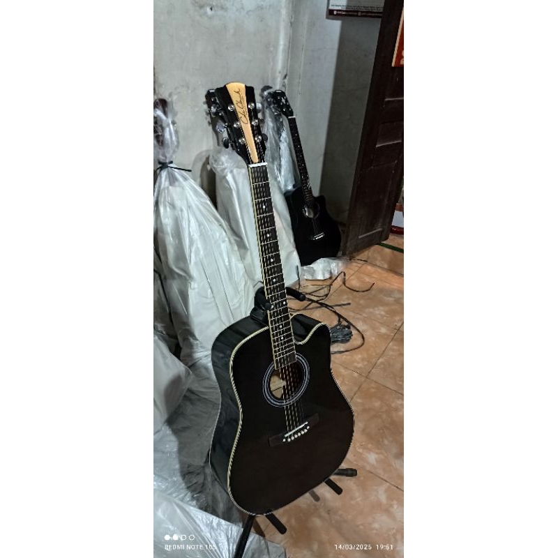Gitar Akustik  cole Clark