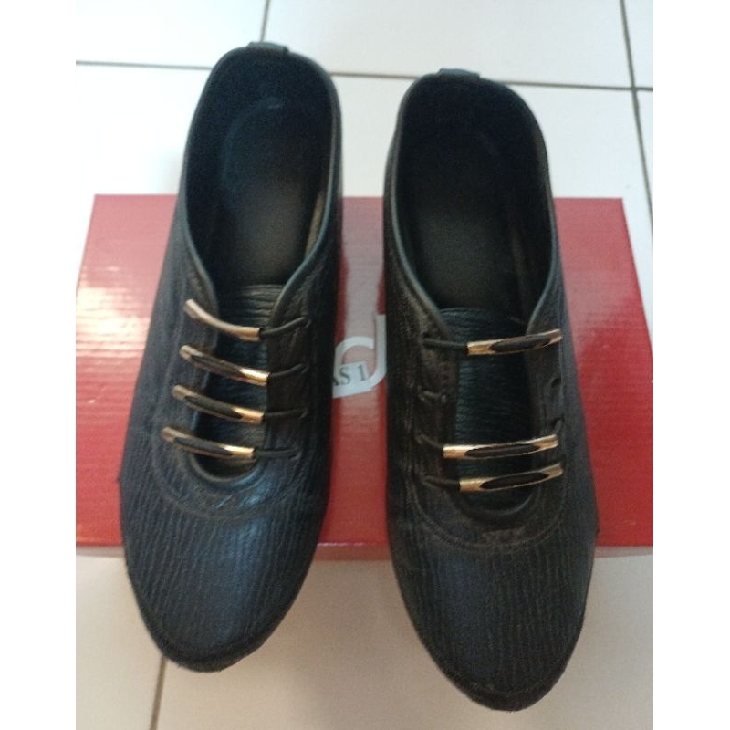 Sepatu Second Wanita Fladeo Sneakers Tali Hitam
