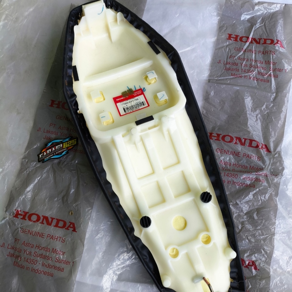 77200-KVY-700 Jok Assy Seat Comp Double Honda Beat Karbu Original AHM