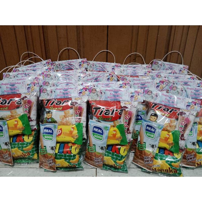 

Paket snack ultah, khitan, syukuran, hampers lebaran murah berkualitas