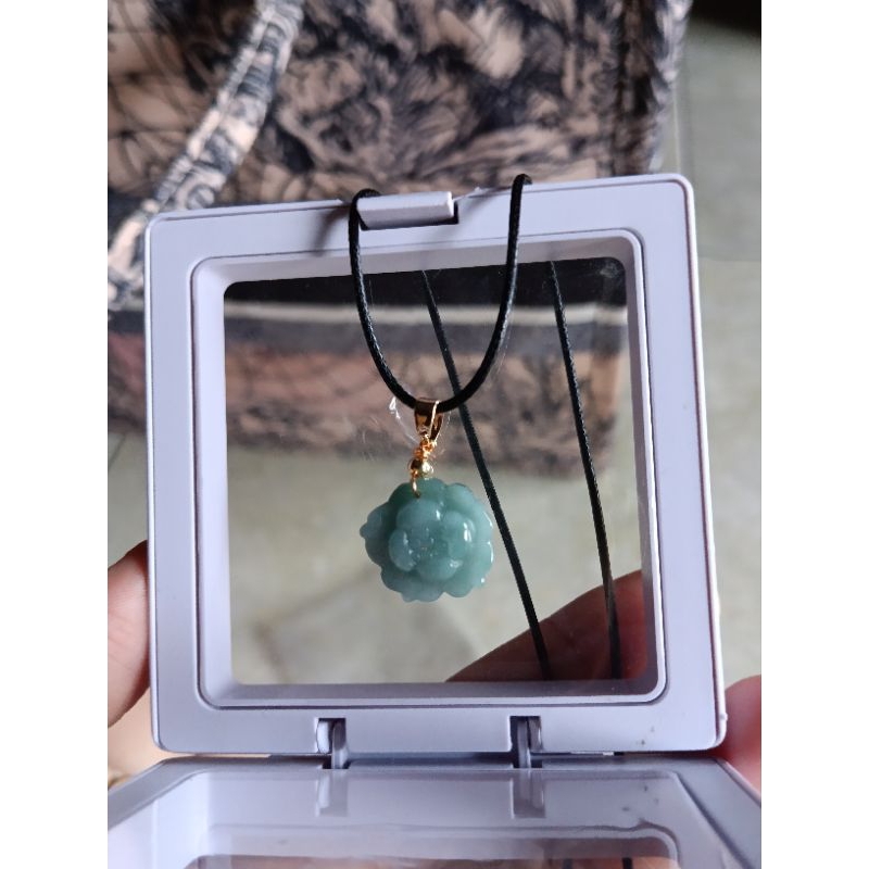 Liontin Giok bunga (non sertifikat)