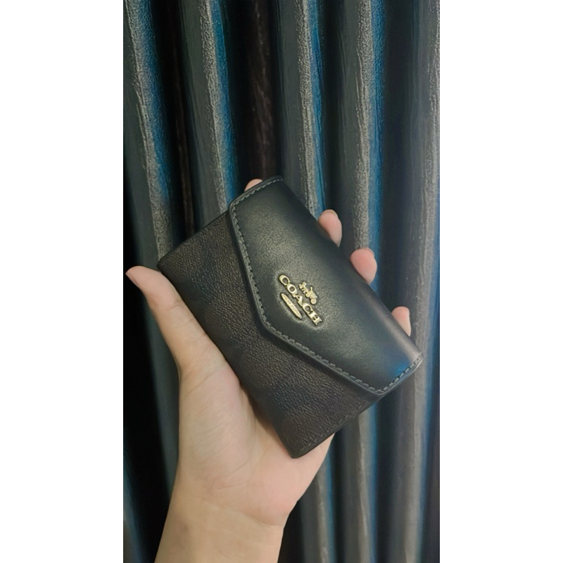 coach flap card case hitam monochrome original dari coach ada tag aslinya juga