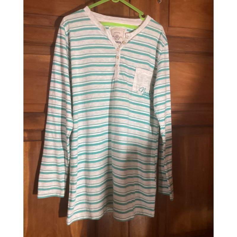 Preloved Kaos Lengan Panjang Nevada