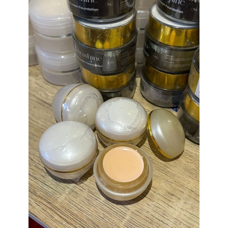 Foundation mutiara ipung/DAY CREAM MUTIARA IPUNG /DAY CREAM MUTIARA BIASA