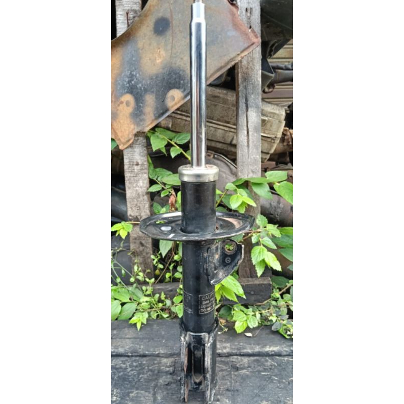 shockbreaker depan Toyota yaris vios Gen 2 sebelah kanan RH seken
