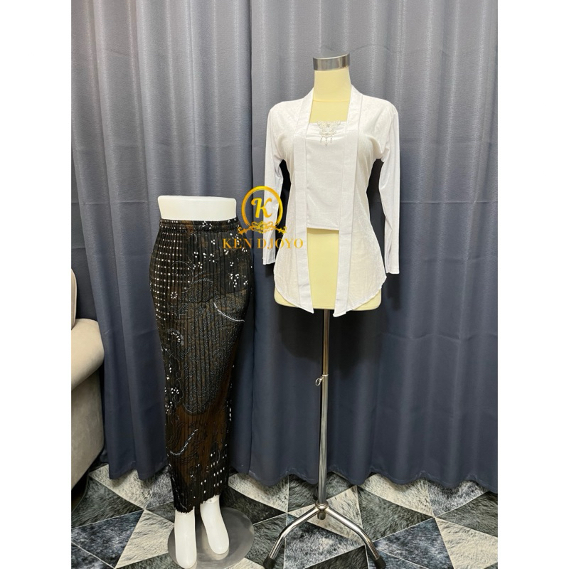 Setelan Putih Kebaya Bludru Kutubaru + Rok Plisket Motif Merak Gogrok