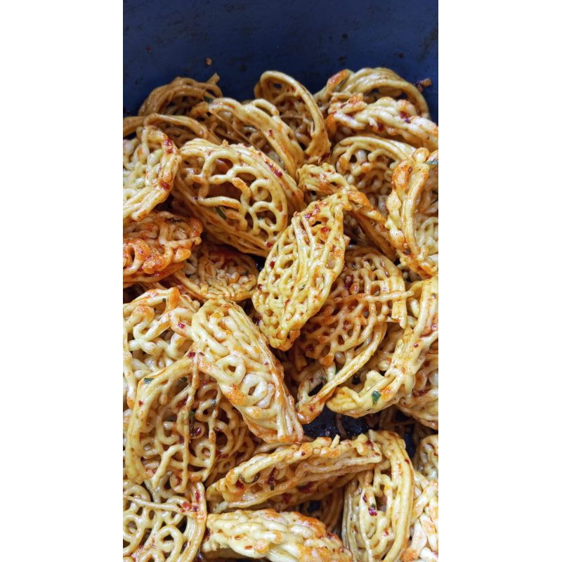 

cemilan krupuk mie pedas