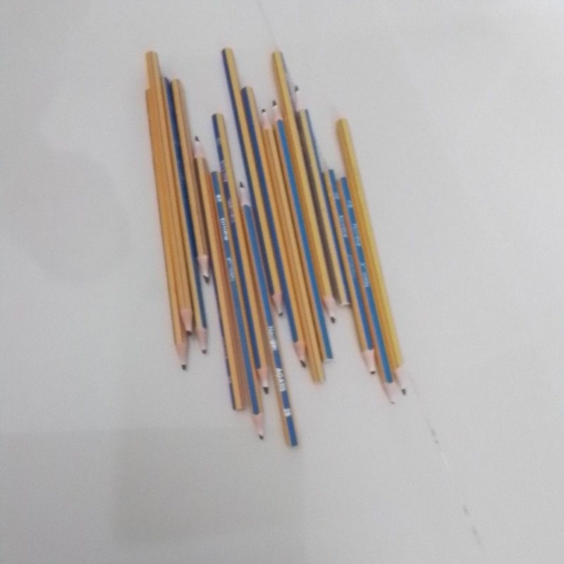 

pensil 2B. merek agatis sudah di serut sudah pernah dipakai