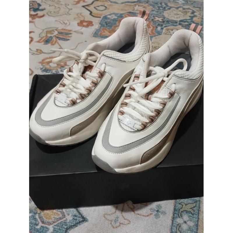 [PRELOVED] SNEAKYPAIR Wind White Swan Sepatu Sport size 36