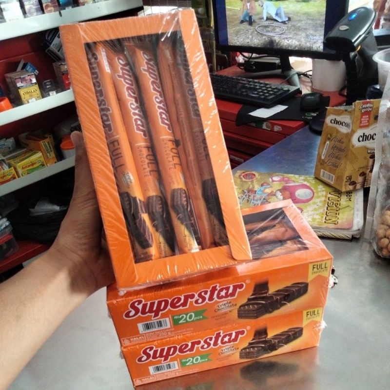 

SUPERSTAR WAFER SALUT COKLAT 1 BOX ISI 20 PCS