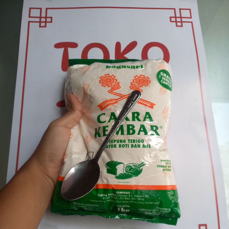 

Cakra Kembar Tepung Terigu 1 kg 1000gr Bogasari Tepung Roti dan Mie gratis 1 sendok cantik