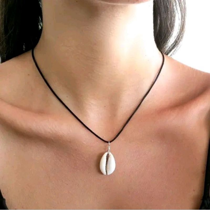 kalung satin hitam bandul kerang kuwuk putih