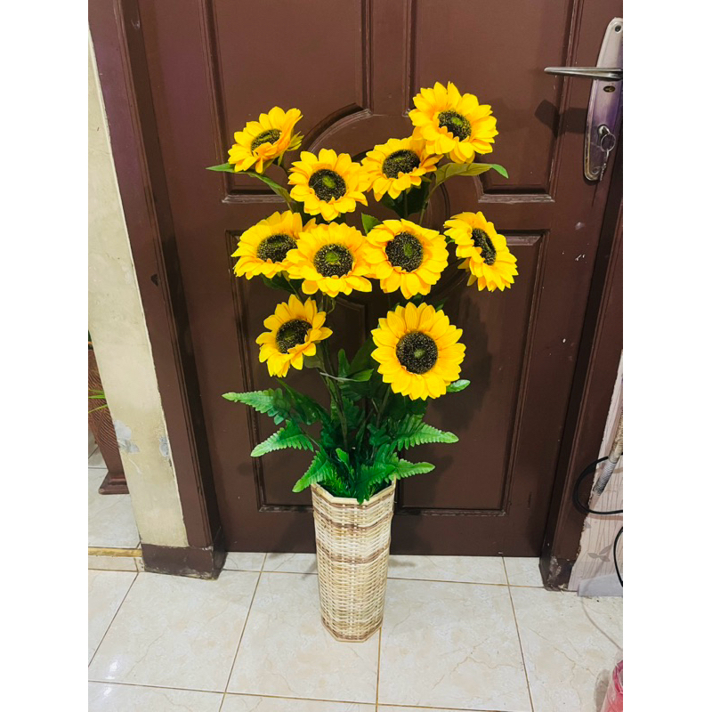 Bunga matahari kuntum 10 berikut vas anyam unik bunga hias sudut ruangan bunga hias