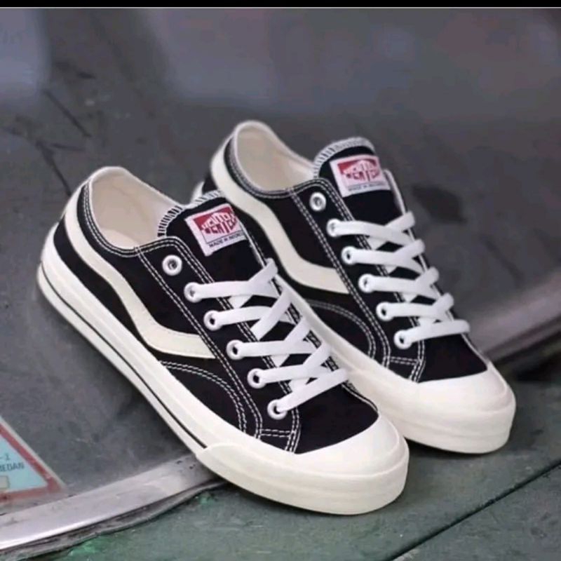 sepatu ventela low public hitam putih