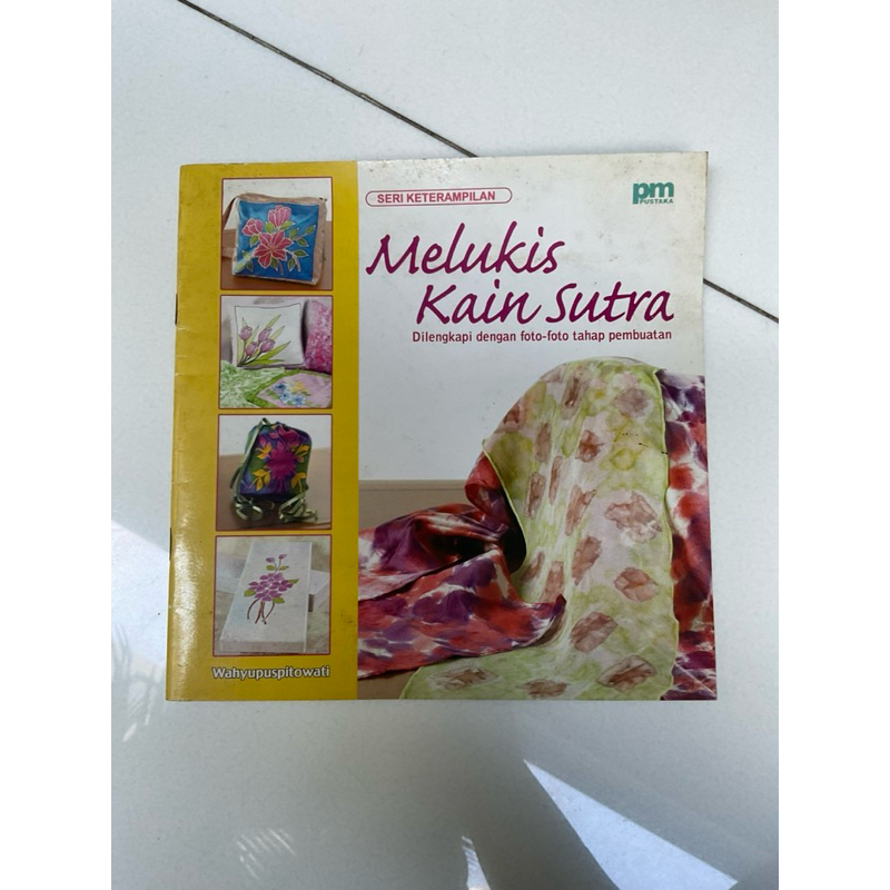MELUKIS KAIN SUTRA by Wahyupuspitowati