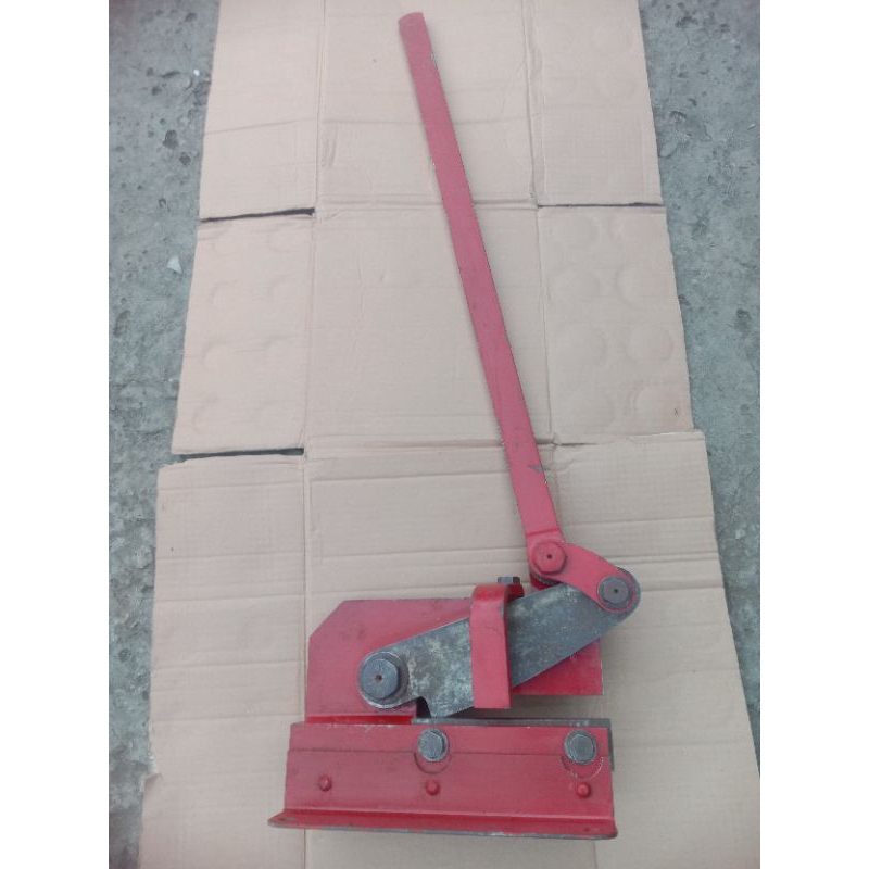 

Gunting Besi / Gunting Plat Besi Kondisi Barang Masih Bagus Mulus Normal Terjamin Siap layak Pake