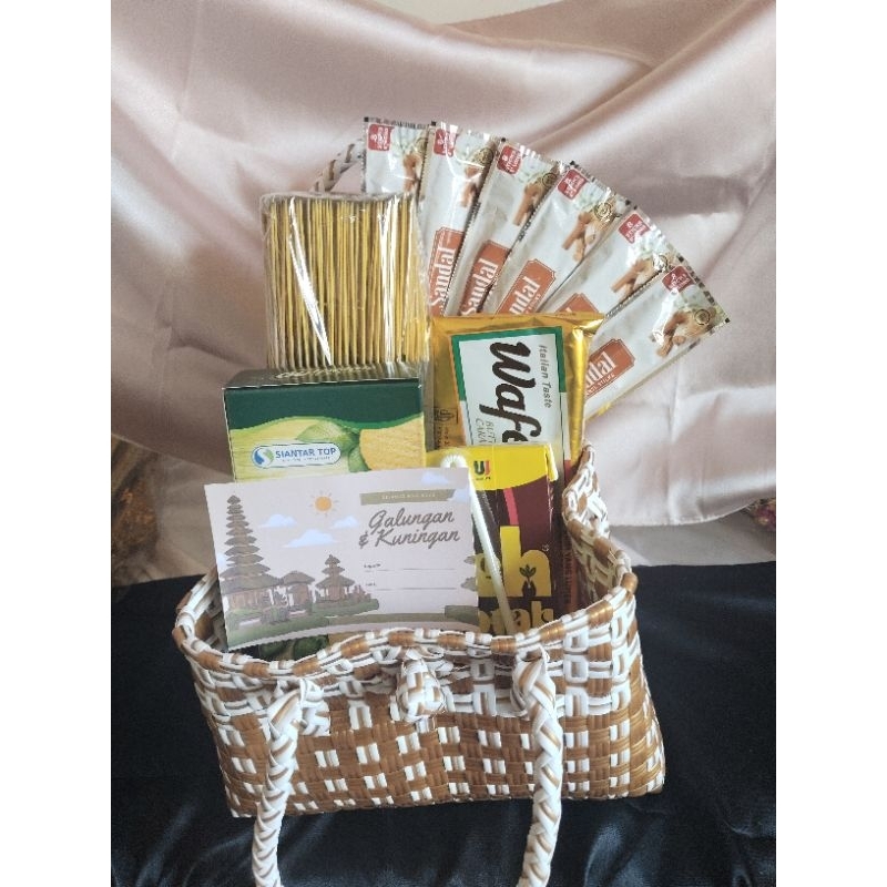 

Hampers Galungan Kuningan Tas Jali | Parcel | Hampers | Salin Sok | Isian Dupa dan Snack Jajanan Minuman Hampers Murah Denpasar Kusuma Gifts