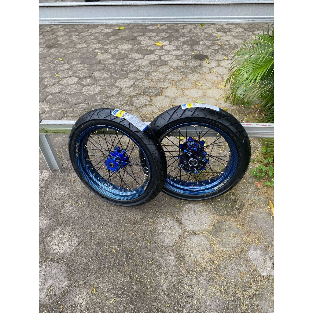Wheelset Supermoto CRF Velg Champ Carbone 300/350 Ban IRC Baru