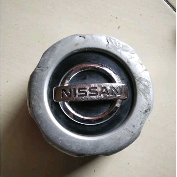 dop velg atau tutup tengah velg mobil Nissan Terrano original silver