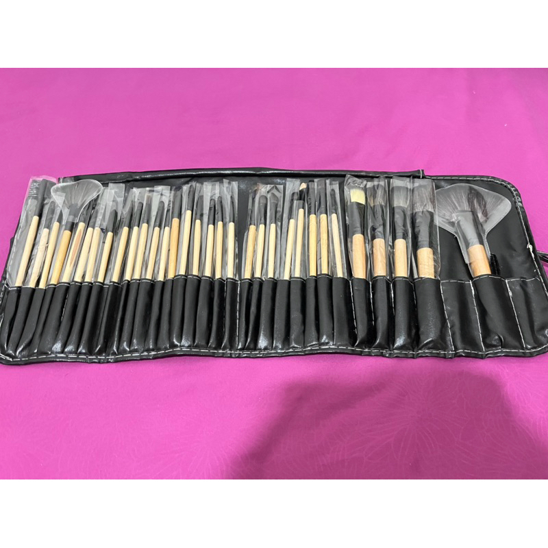(Preloved) Make Up Brush Set 32 pcs No Brand