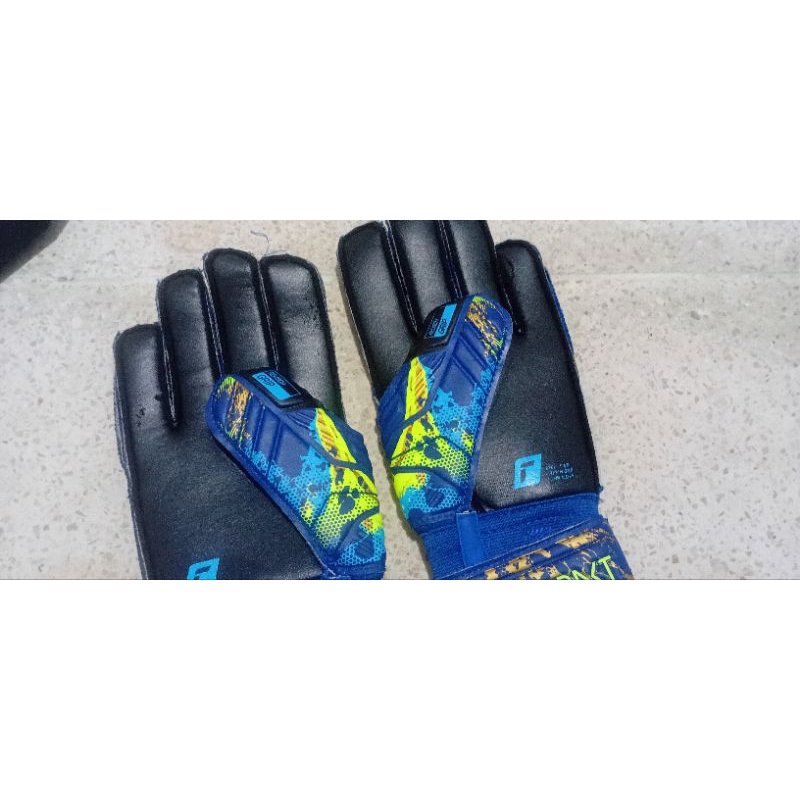 sarung tangan kiper Reusch