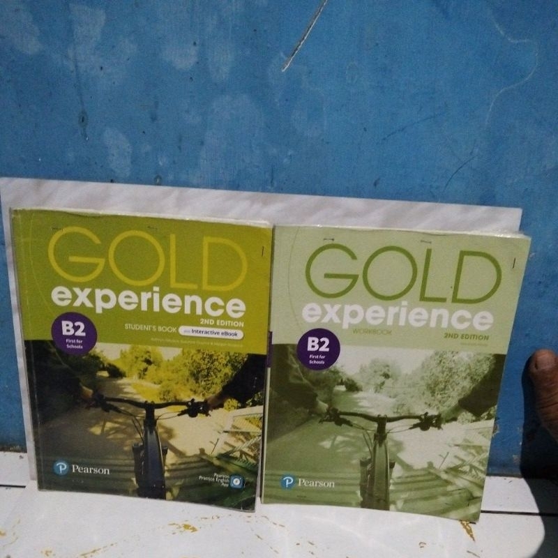 gold  experience B2. ( satu set)
