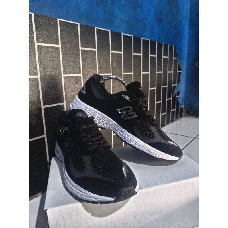 Sepatu New Balance 2002R GS Reflections black phantom.