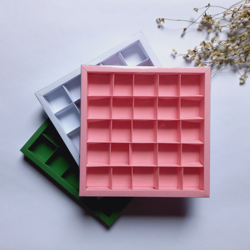 

Box Cokelat Praline isi 25 sekat (ukuran 3 x 3 x 2,5 cm persekat)