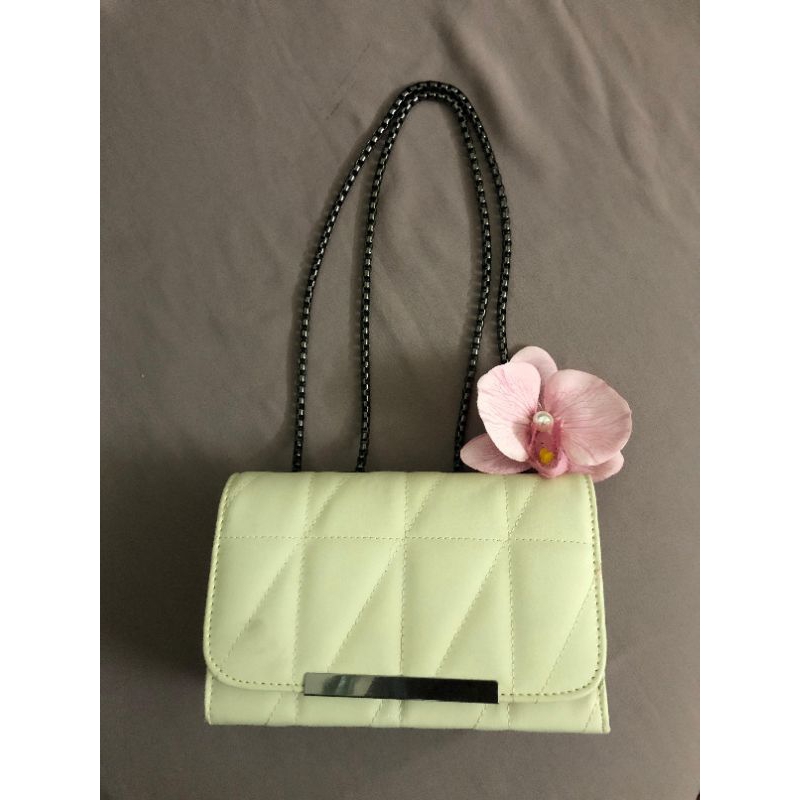 tas selempang rantai warna cream slimbag