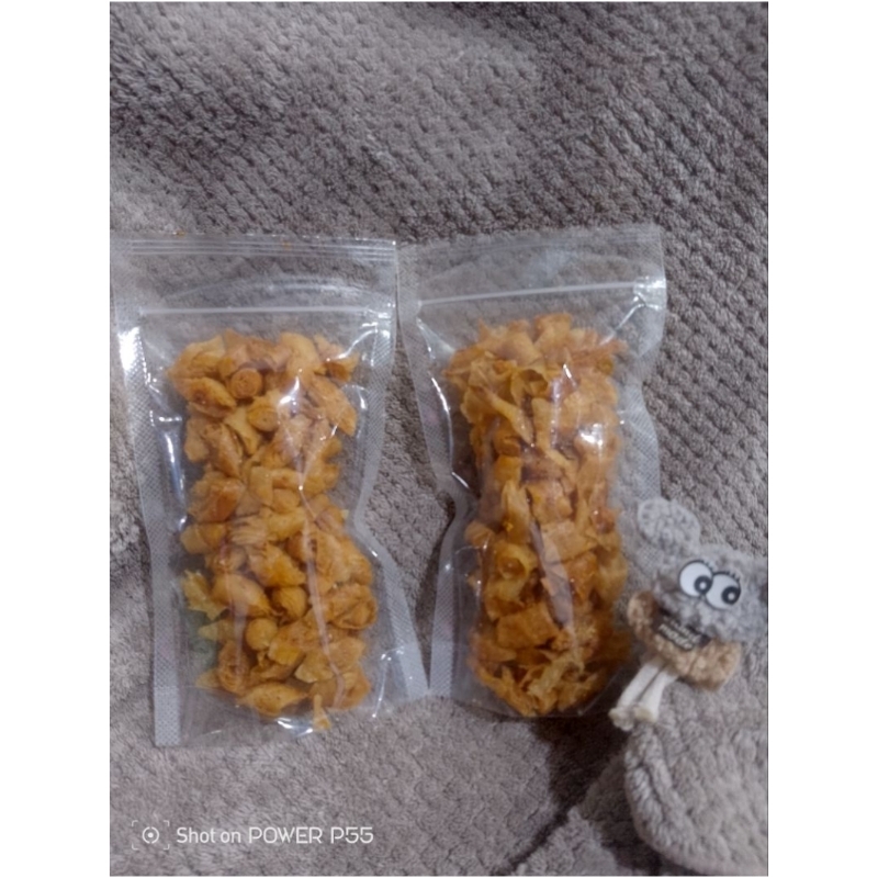 

Keripik pangsit pedas huhah.