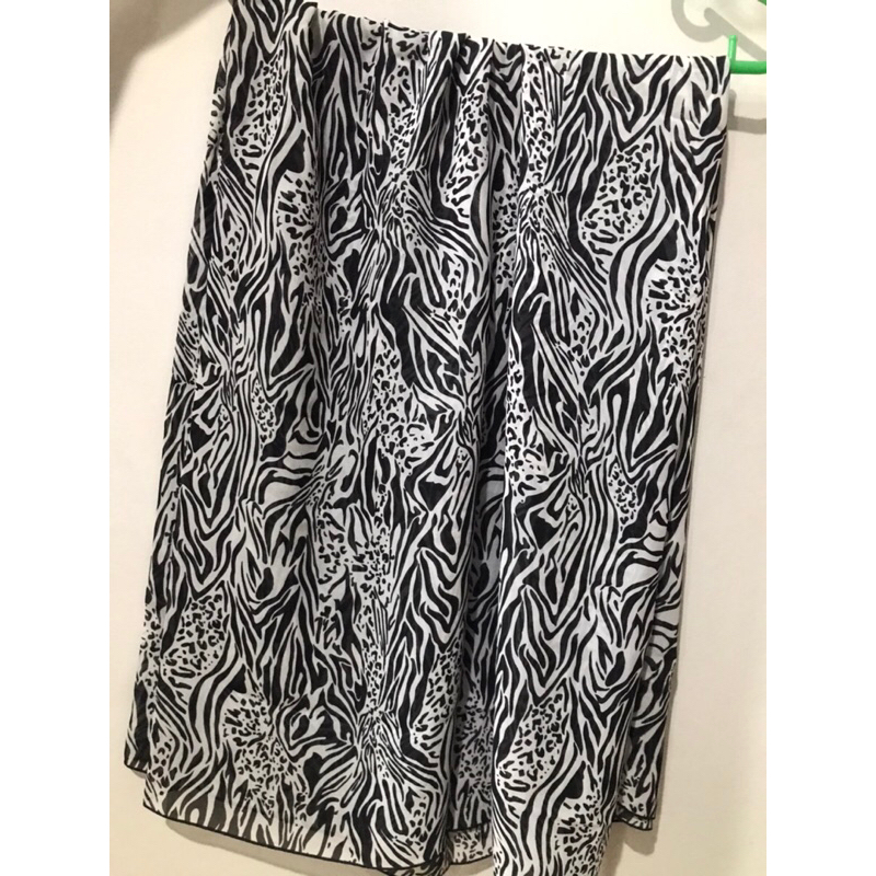 hijab segiempat motif zebra (preloved)