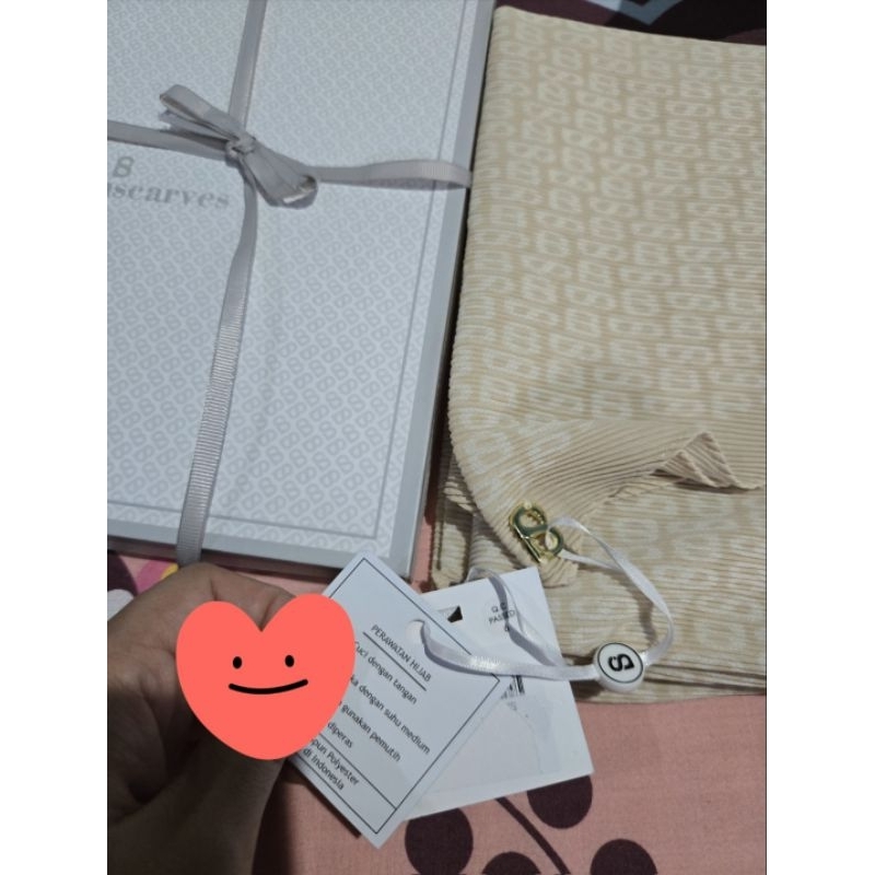 Tapis Pleated Shawl Buttonscarves