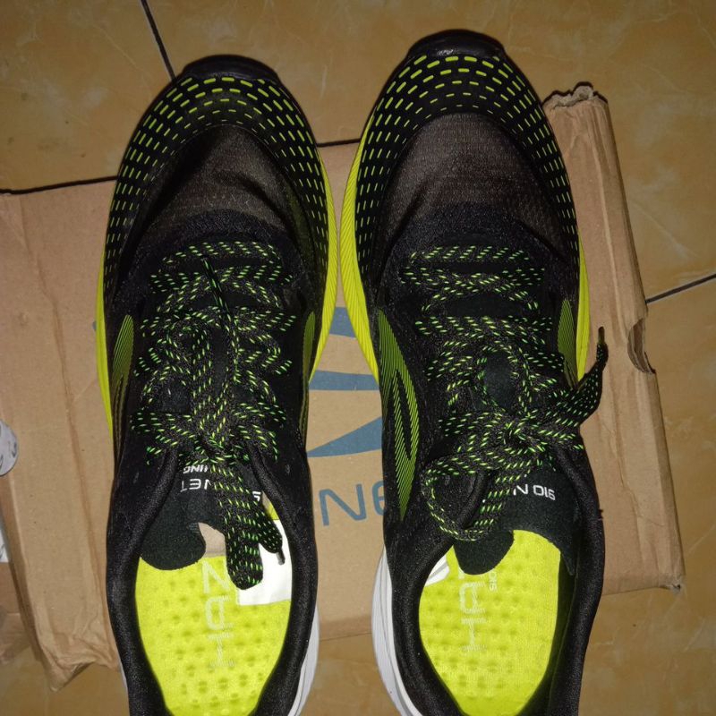Sepatu running 910 haze hitam/hijau neon/putih