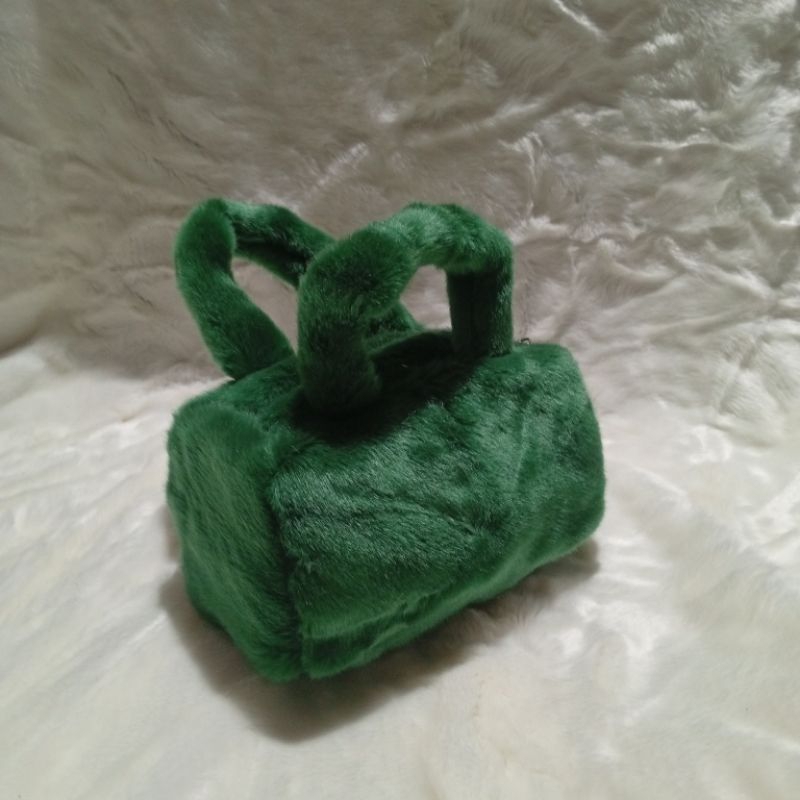 Tas kosmetik wanita bahan bulu halus