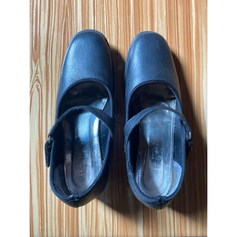 preloved/thrift sepatu sekolah pdh cewe