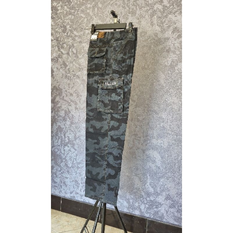 CELANA JEANS CARGO PRIA DENGAN MOTIF HIJAU ARMY